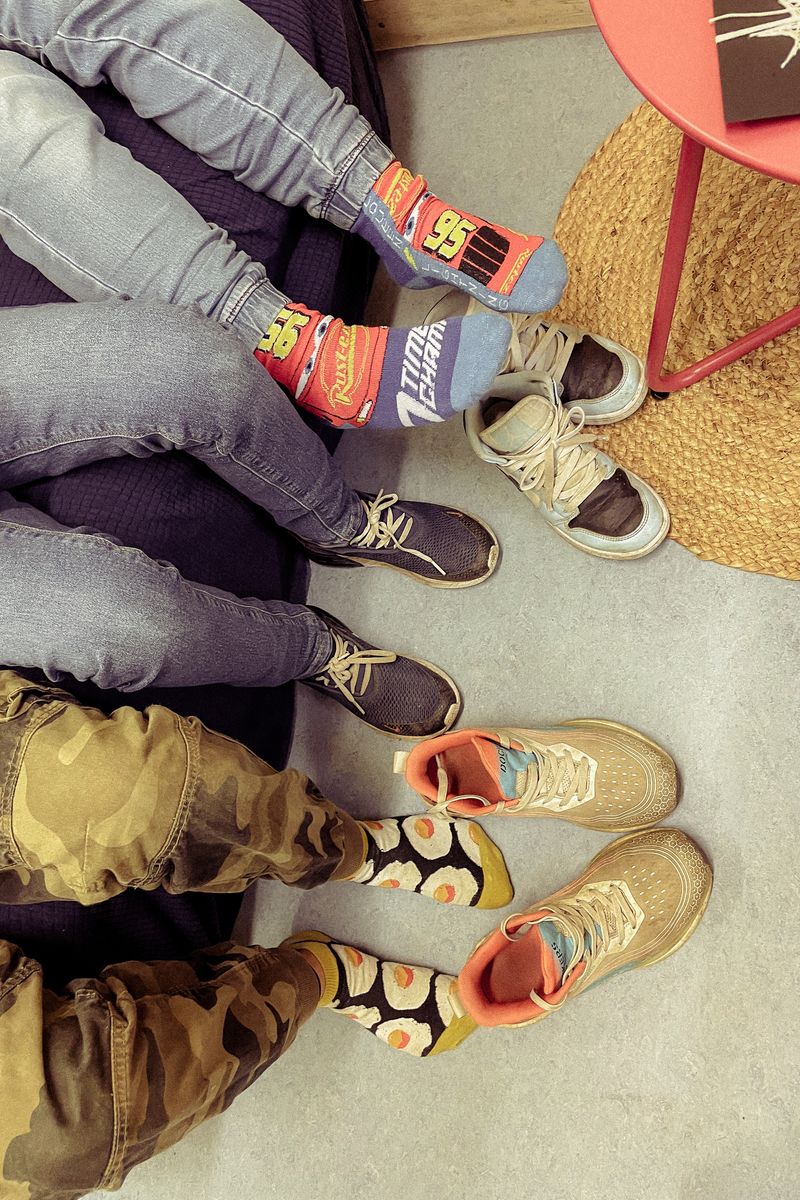 Bunte Kindersocken und Schuhe im Kreis beisammen