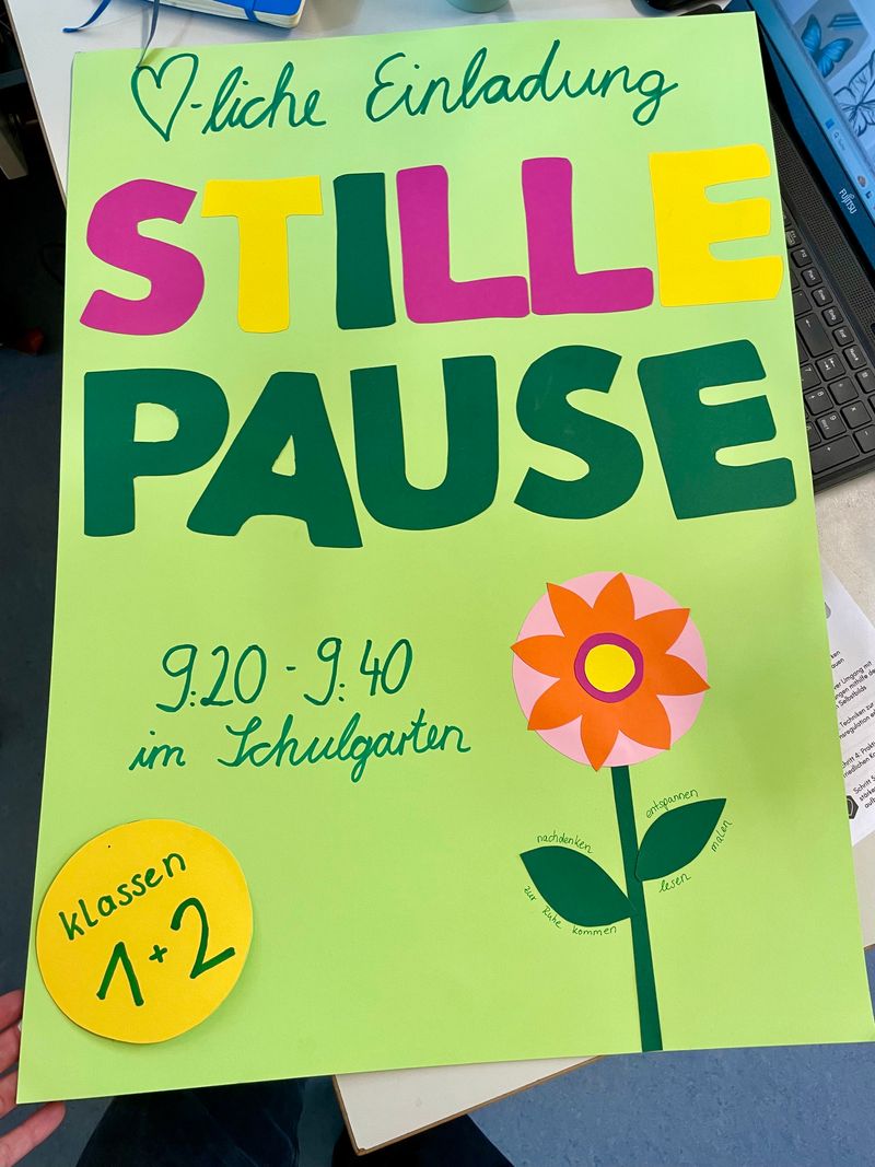 Selbstgestaltetes Plakat: Stille Pause, 9:20–9:40 Uhr im Schulgarten